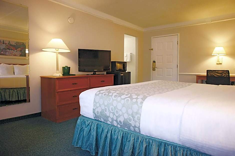 La Quinta Inn & Suites by Wyndham Kansas City Lenexa