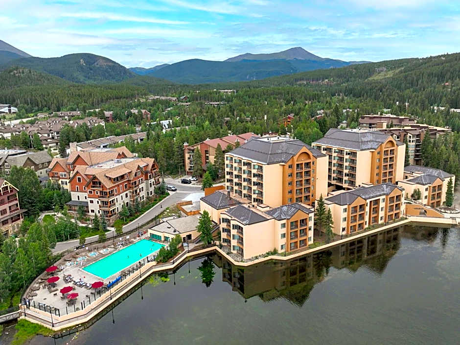 NEW! Marriott Slope View Ski in Ski out Luxury Studio Sleeps 4 Full kitchen, Amenities & Fee Parking
