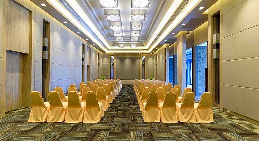 GreenVille Laguna Hotel