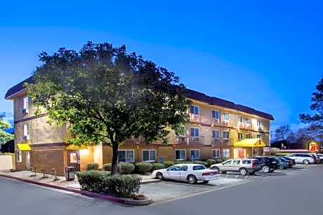 Super 8 by Wyndham Chico