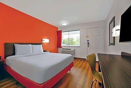 1 QUEEN BED | MICFRIDGE