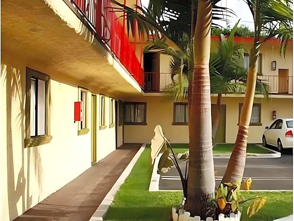 Paradise Inn & Suites