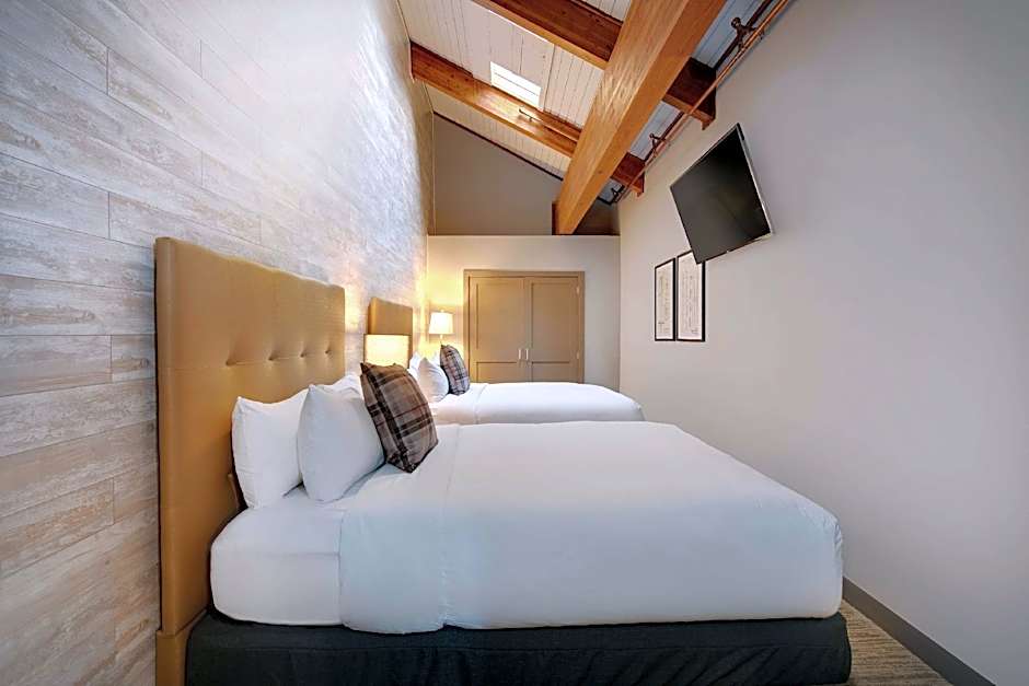 Foto 1 de 4 de Residential Loft 1 King Bed and 2 Queen Beds, Balcony