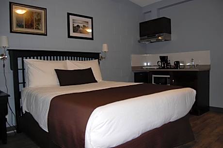 Deluxe Queen Room with Kitchenette