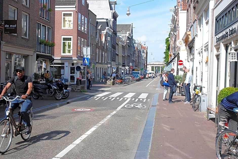 hip & stylish apartment in center, near trainstation, 15 min walk