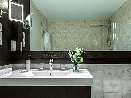 Family Room with a Queen Bed and Two Single Beds