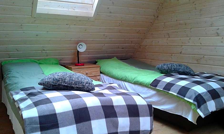 Domki Borowiackie nad brzegiem jeziora