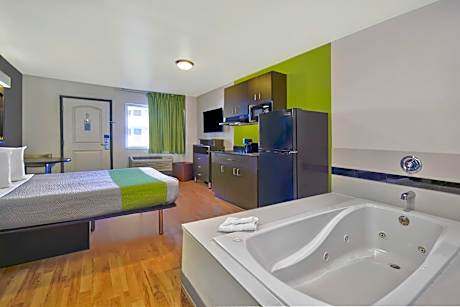 1 QUEEN BED | MOBIL ACC RI SHWR NSMK KITCHEN