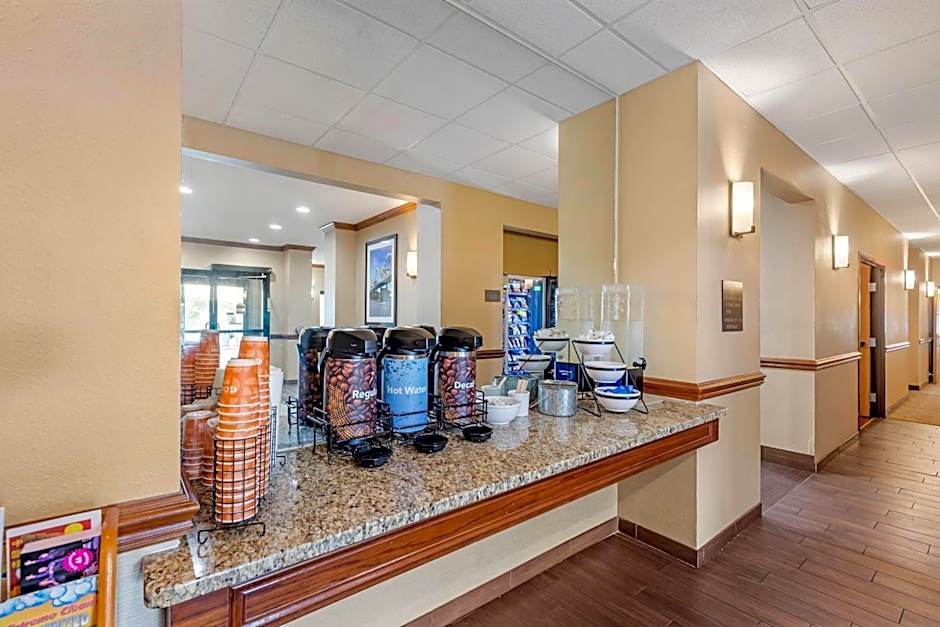 Comfort Inn & Suites East Moline near I-80