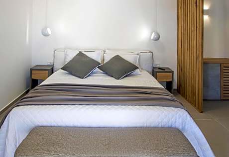 Deluxe Suite with Partial Sea View