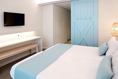 STANDARD DOUBLE ROOM WITH BALCONY STREET VIEW