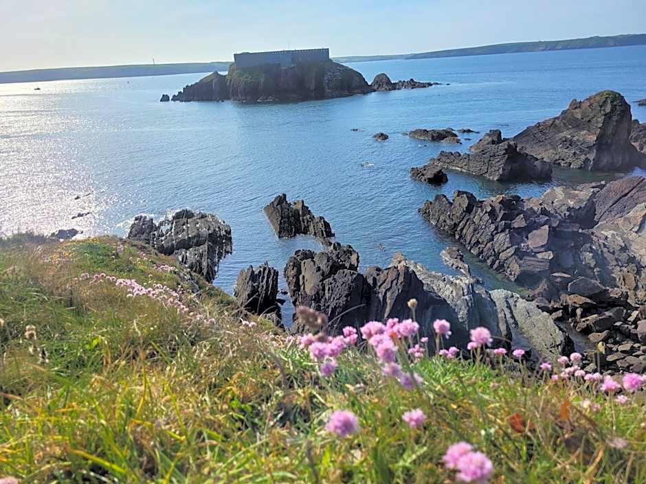 Beautiful 2 bedroom caravan, holiday park Tenby