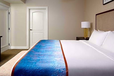 1 Bedroom Deluxe King Resort View Suite