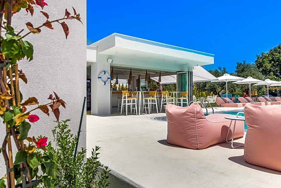 Cocoοns Suites & Villas Fourka