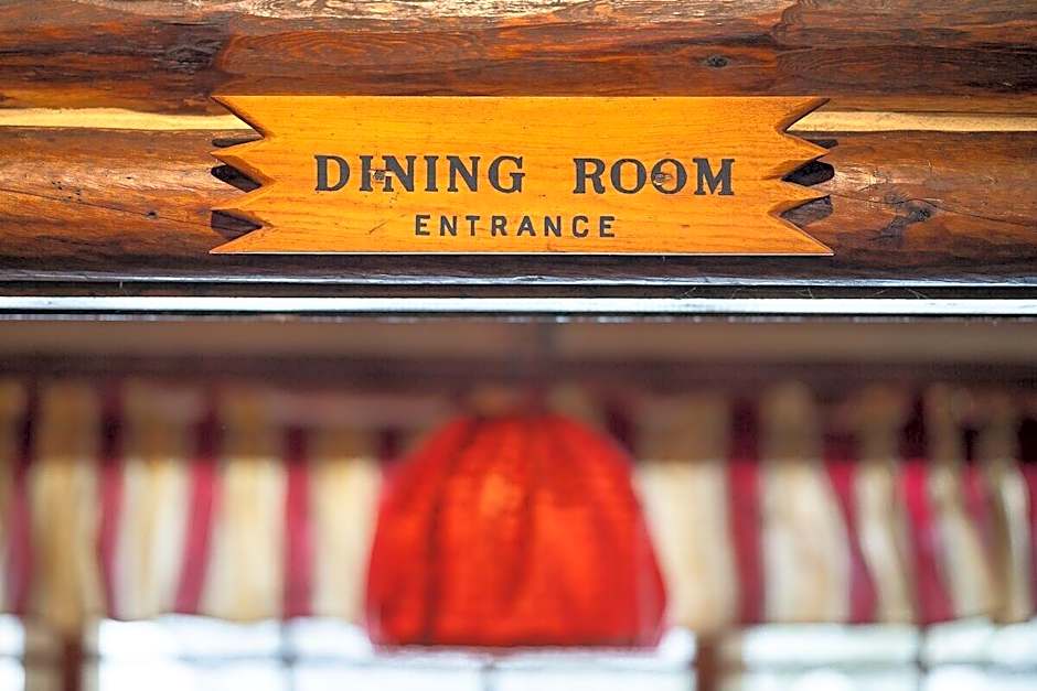 Storm Mountain Lodge Cabins Dining
