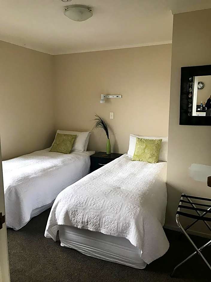 Tipi and Bobs Waterfront Lodge