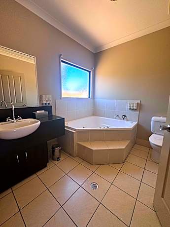 1 King Bed Non-Smoking Deluxe Room Jetted Tub Work Desk Cable Tv Wi-Fi