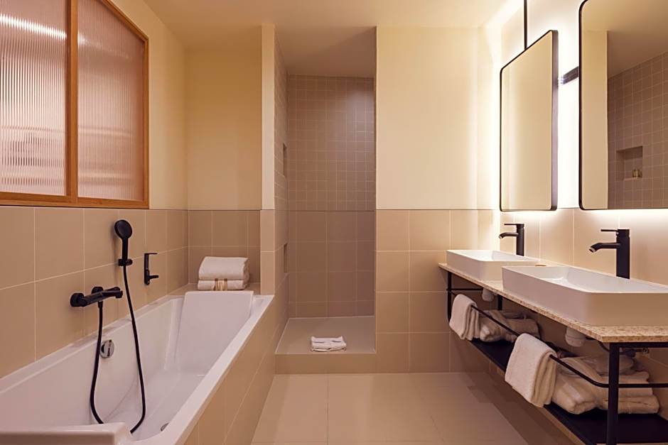 Tinah Paris, Champs Elysées