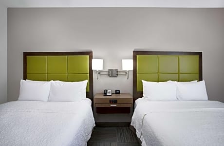 1 Queen Mobility/Hearing Access Tub Nosmok