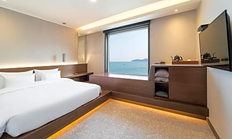 Deluxe Double Room with Sea View with 2 Highballs and Snack