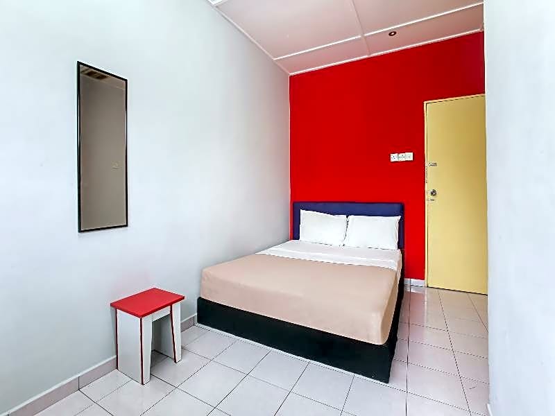 OYO 89615 T Family Hotel