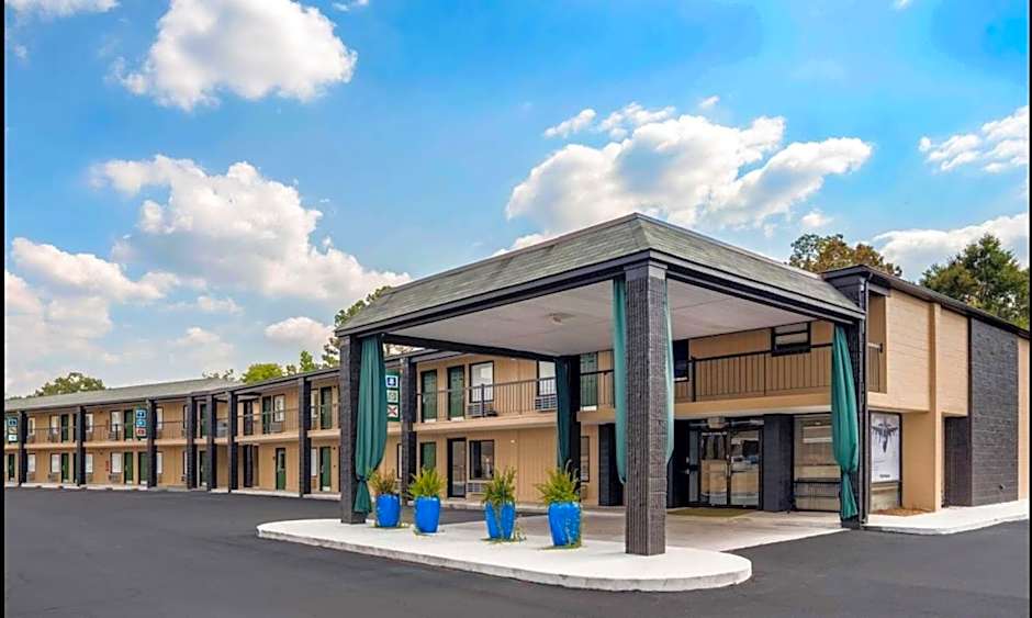 Super 8 by Wyndham Daleville/Fort Novosel