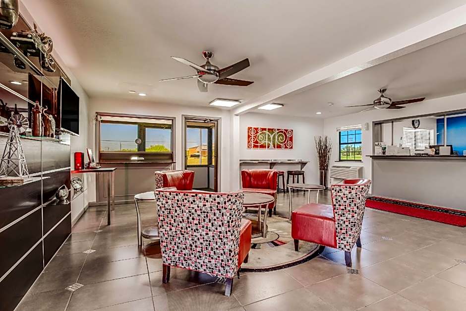 Econo Lodge Inn & Suites