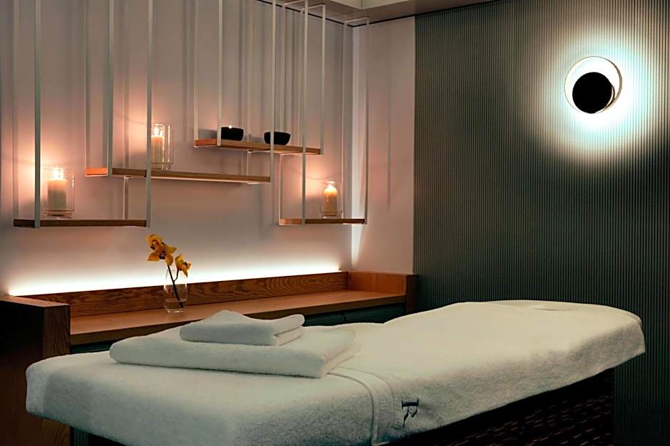 Renaissance by Marriott Warsaw Airport Hotel