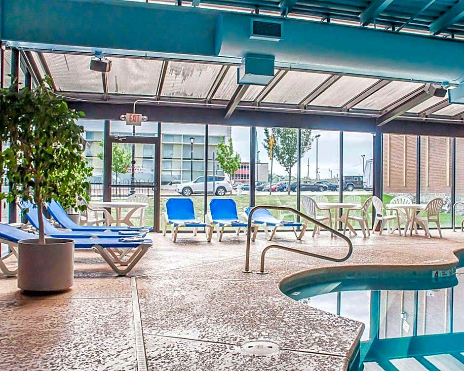 Quality Hotel & Suites At The Falls