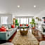 Tropical Oasis - King Beds - Free Netflix & Parking - Fast Wi-Fi