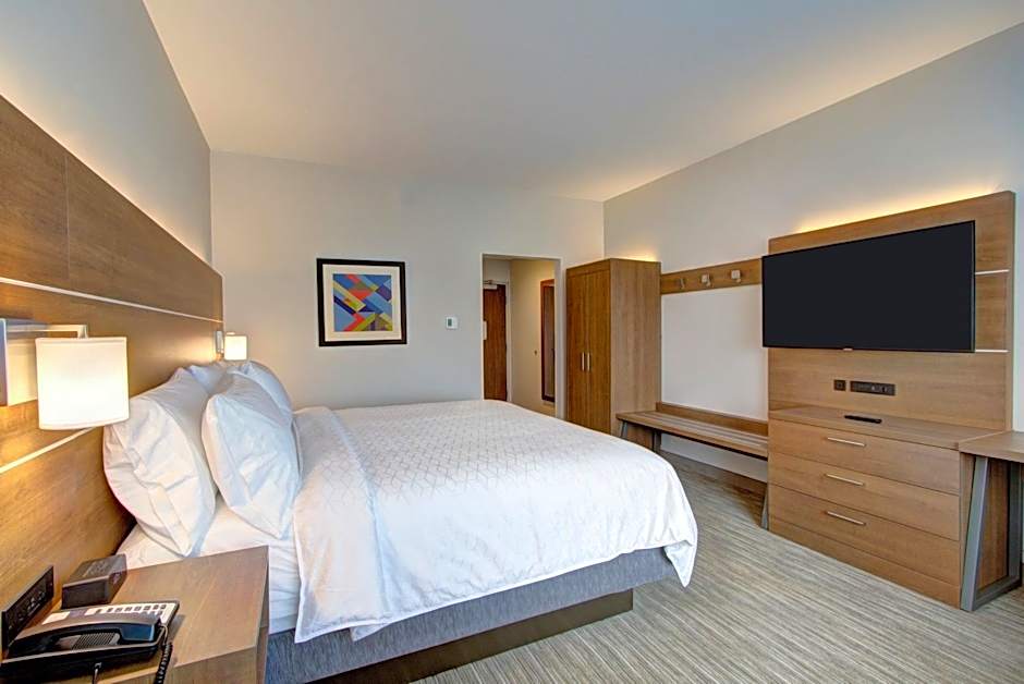 Photo 1 of 1 of 1 King Bed with Sofabed Suite, Lake View