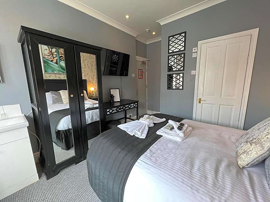 McGraths Hotel & Public Bar