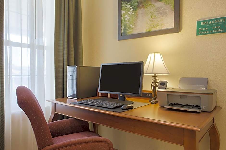 Country Inn & Suites by Radisson, Nevada, MO