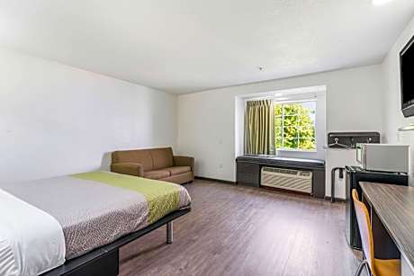 King Room with Roll-in Shower - Disability Access - Non-Smoking
