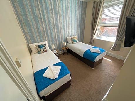Twin Room with Shower