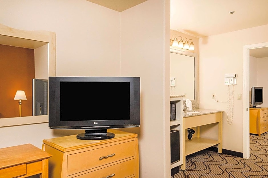 Quality Inn & Suites Lathrop