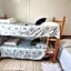 KITNET S2 em TORRES-RS - Na mais bela praia Gaúcha - Cozinha - Banheiro - Ar condicionado - TV smart 32' - Wi-Fi - Estacionamento - Anfitriã Superhost no BnB