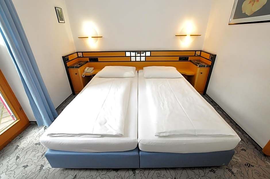 Villa Waldperlach by Blattl