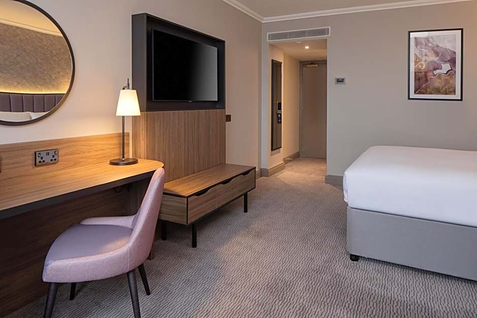 DoubleTree by Hilton Dartford Bridge