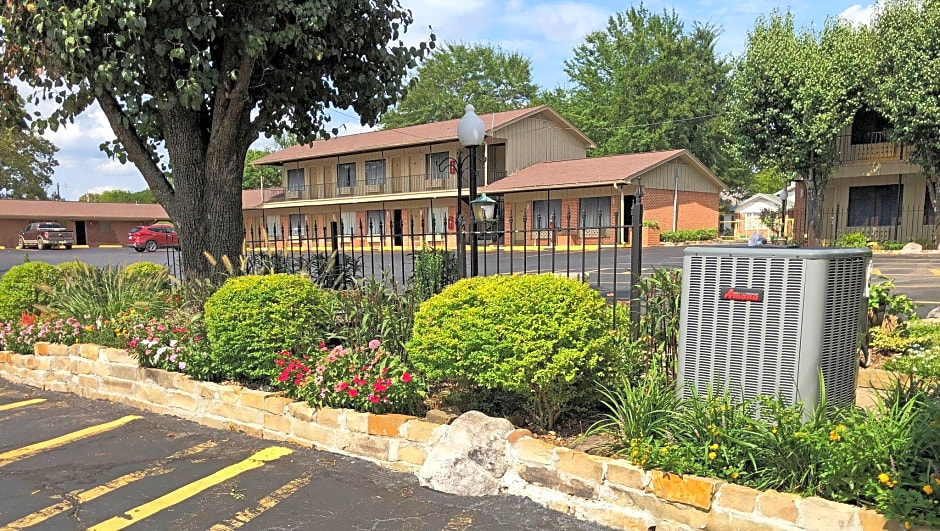 Charles Wesley Motor Lodge Broken Bow