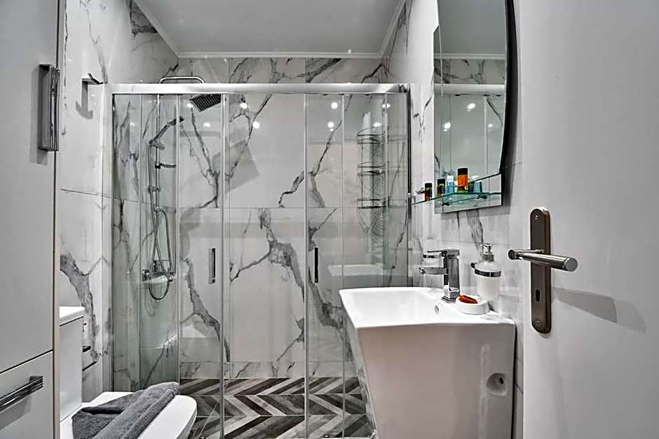 Modern Luxury Studio Near Beach & Old Harbor Fast WiFi Private Veranda