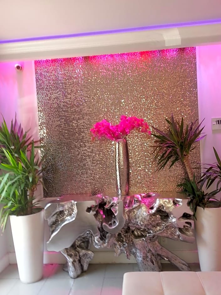 Hollywood VIP Hotel
