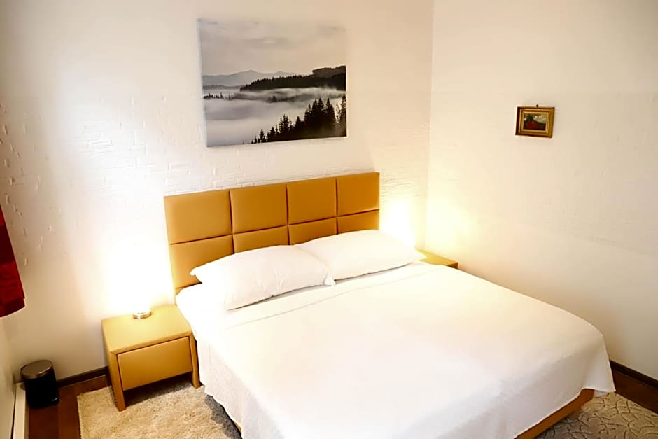 «Go West» guest rooms
