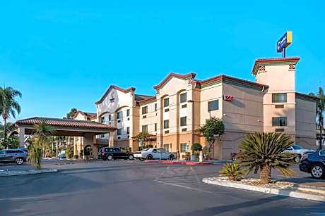 Comfort Suites