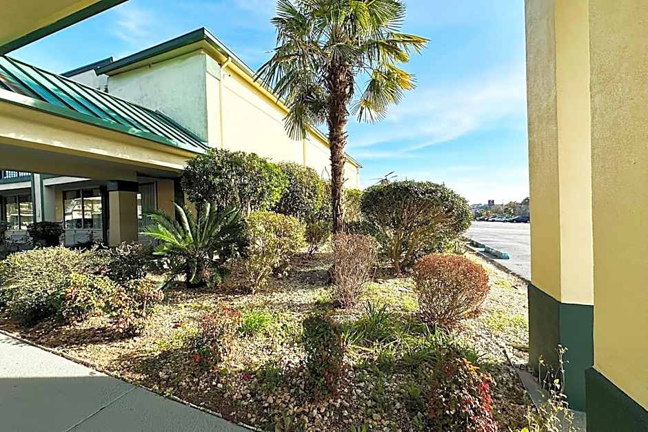 Super Inn & Suites by OYO Milledgeville