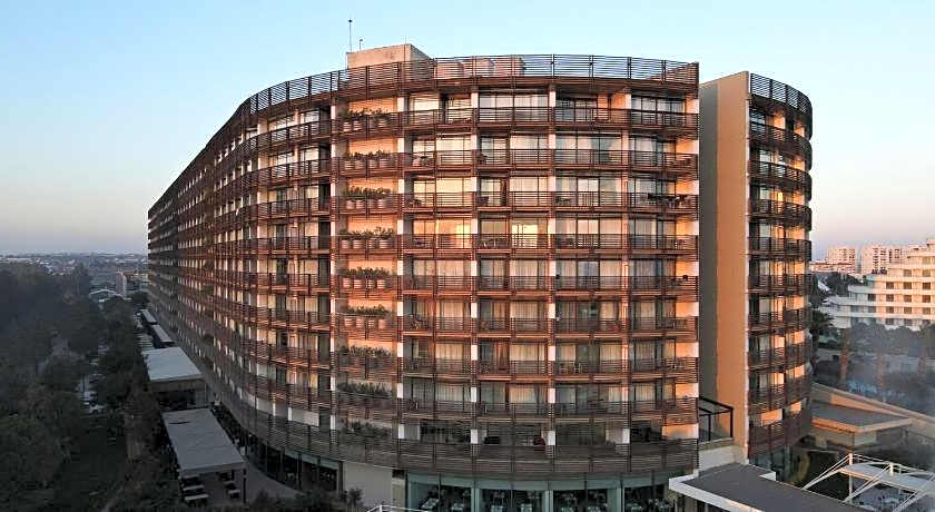 Nirvana Cosmopolitan Hotel - Convention & Sports Center