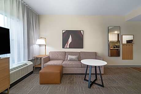 Queen Studio Suite with Hearing Accessible Roll in Shower - Non-Smoking