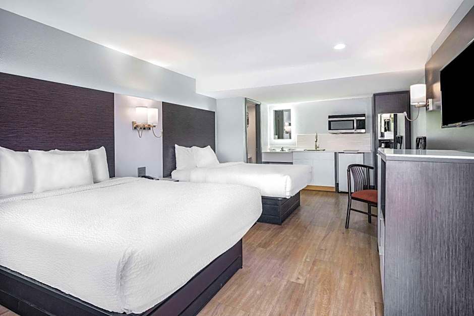 Days Inn & Suites by Wyndham Niagara Falls/Buffalo