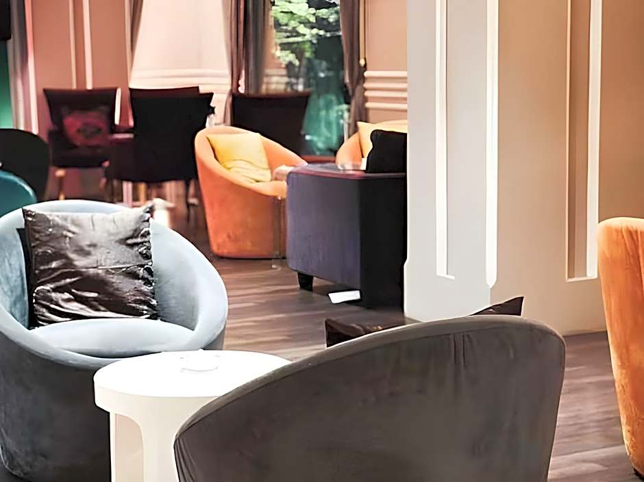M - Regency Hotel