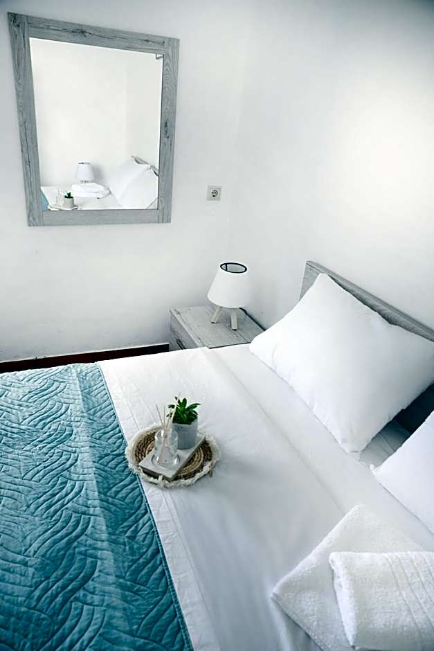 Foto 1 dari 9 — Double Room